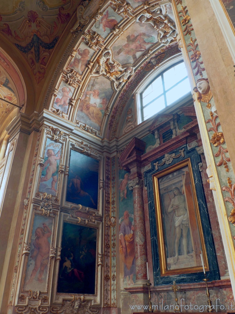 Vimercate (Monza e Brianza) - Vista di tre quarti sinistra della Cappella del Salvatore nel Santuario della Beata Vergine del Rosario